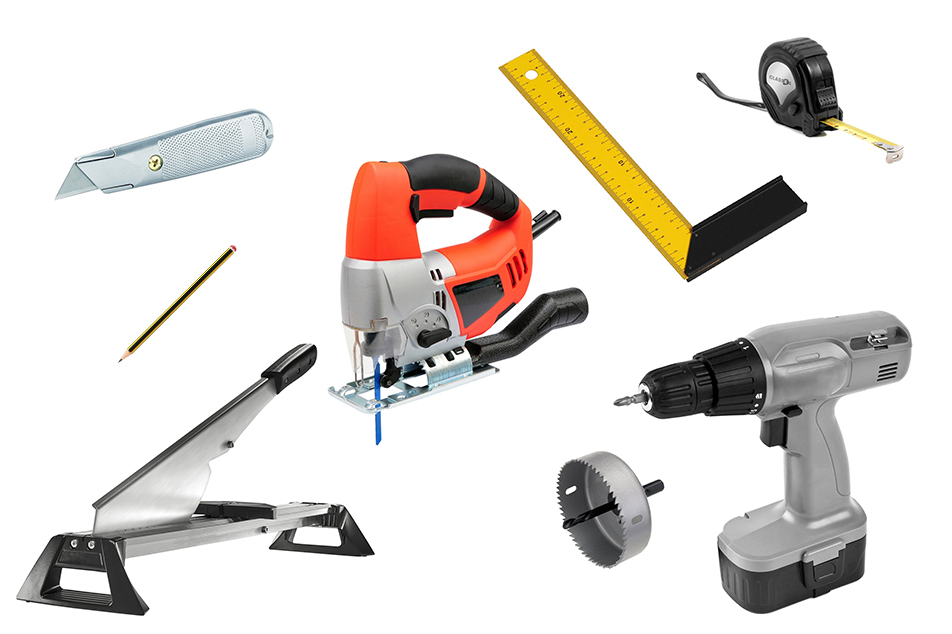 Podczas montażu paneli przydatne będą takie narzędzia jak miarka, gumowy młotek czy wyrzynarka