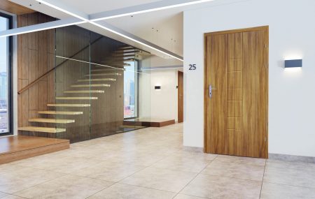 Jak podnieść drzwi wejściowe na zawiasach?