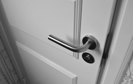 How to replace a door handle?