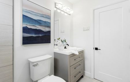 Sprytne sposoby na optyczne powiększenie małej łazienki