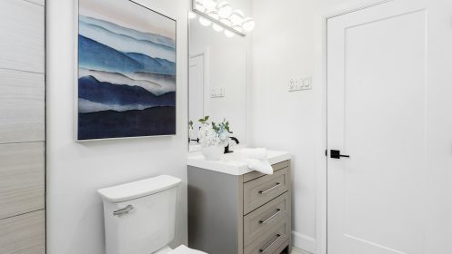 Sprytne sposoby na optyczne powiększenie małej łazienki