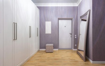 Jaki kolor pasuje do fioletu na ścianie?