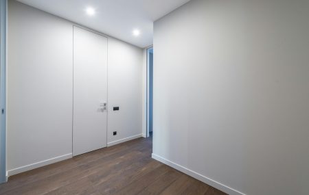 Jak wyregulować drzwi bezprzylgowe?